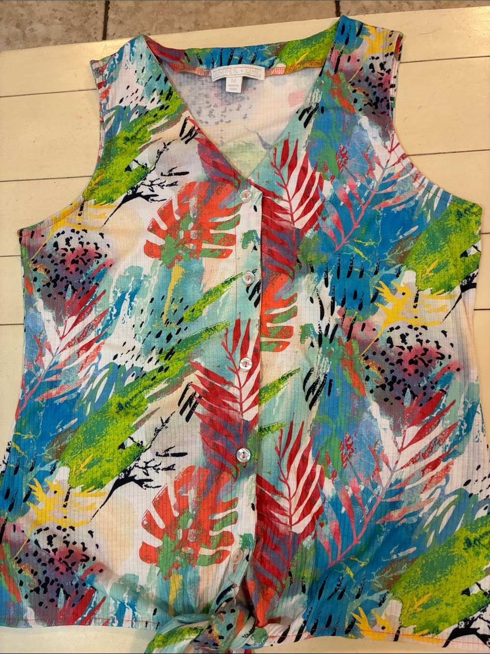 Juniper & Line sleevless, button front, tie at waist top. Beautiful print!